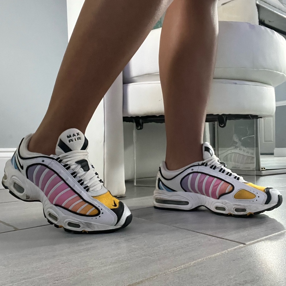 Nike Tailwind 4 — Summer Gradient
